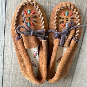 Minnetonka moccasin children’s soft sole beaded suede brown - size 10